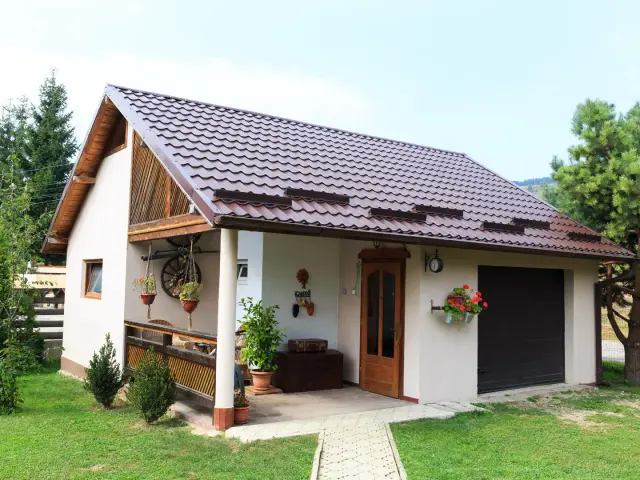 Szinuszos Cserepes Lemez Fényes RAL8017 Csoki Barna Színben