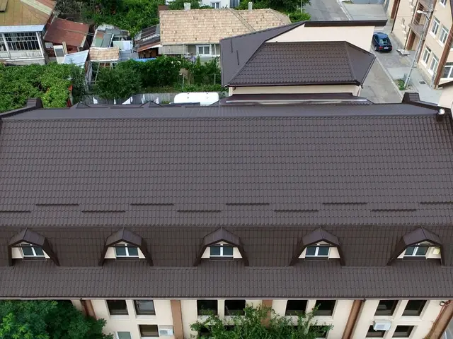 Szinuszos Cserepes Lemez Fényes RAL8017 Csoki Barna Színben